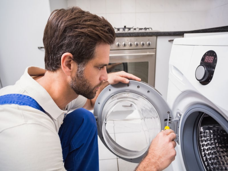 Técnico reparando Lavadora/Secadora Bru Técnico reparando Lavadora/Secadora Bru