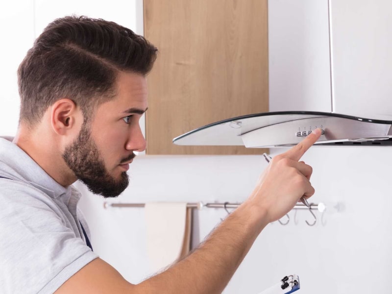 Técnico reparando Campana Extractora Bru Técnico reparando Campana Extractora Bru