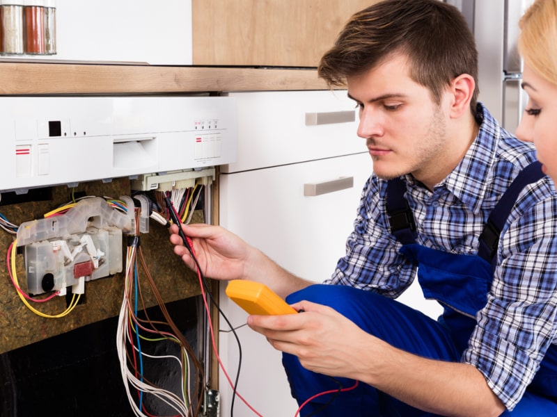 Técnico reparando Lavavajillas Bru Técnico reparando Lavavajillas Bru
